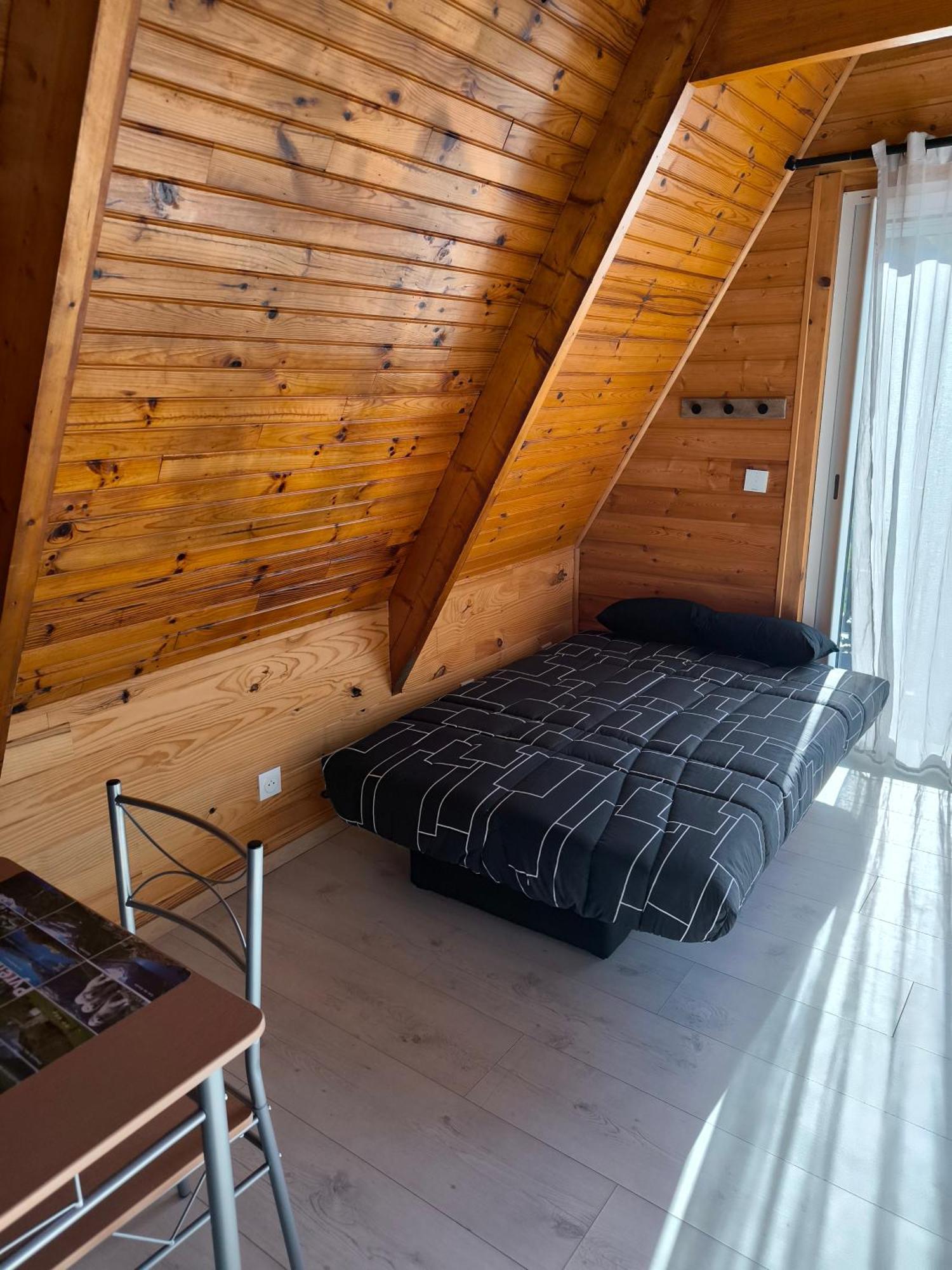 Petit Chalet Avec Terrasse Oust Habitación foto